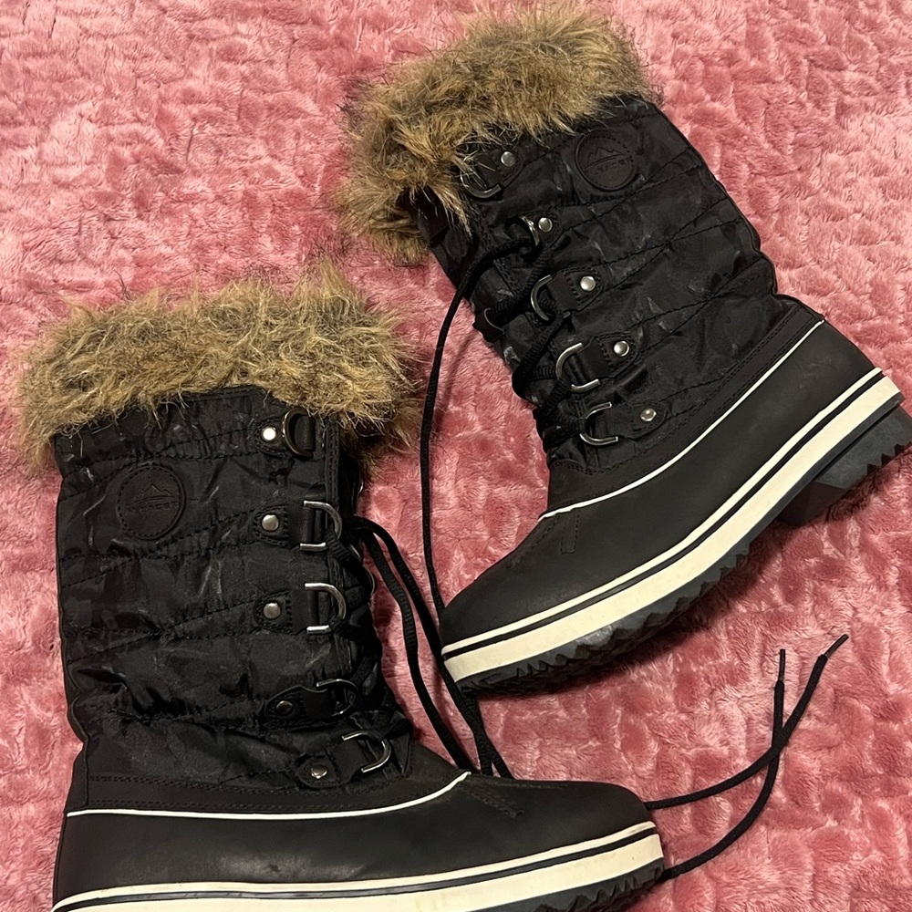 Cozy Black Winter Boots with Faux Fur Trim
